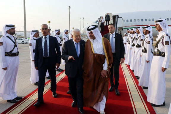 الرئيس عباس يصل الدوحة للمشاركة في القمة العربية الإسلامية الطارئة لبحث الهجوم الاسرائيلي على قطر