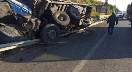 انقلاب شاحنة على طريق قناريت – الغازية.. وإصابة السائق