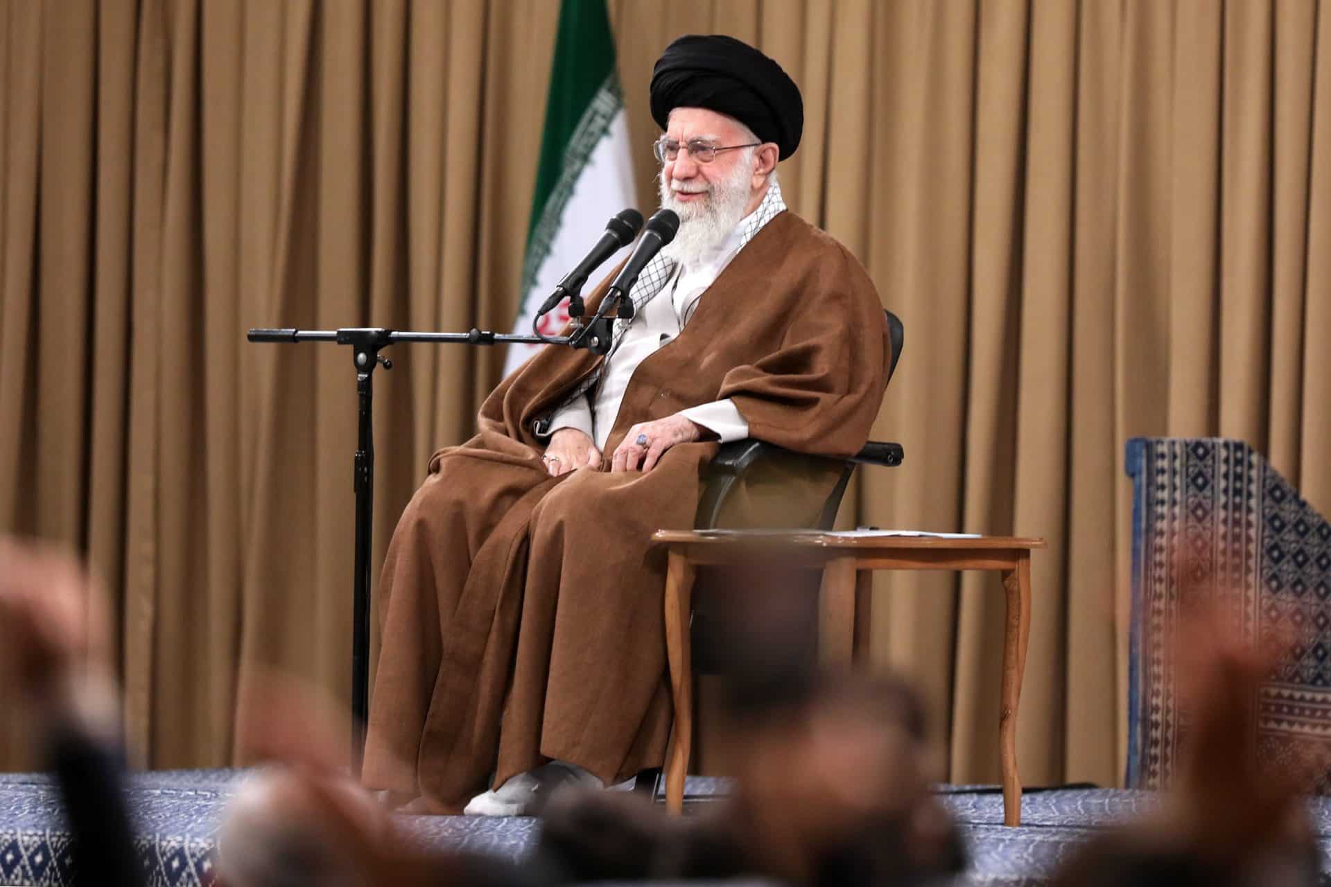 خامنئي: "الحزب" هو ثروة لبنان.. ويجب عدم الاستخفاف بقوته