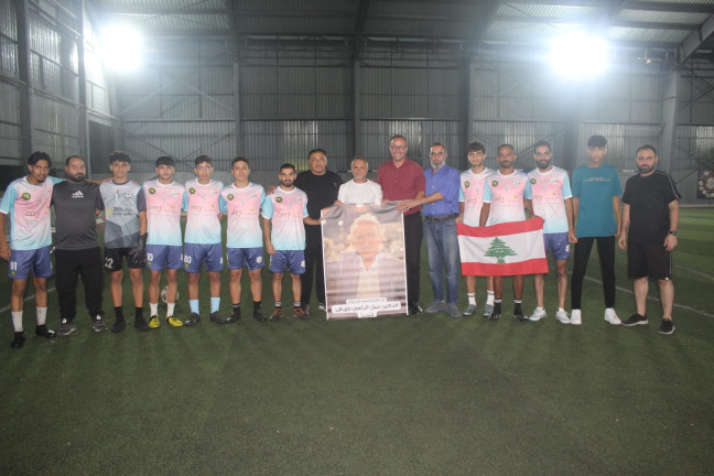 "فلسطين تجمعنا" ونجوم الأهلي صيدا يكرّمون الطبيب الإنساني الدكتور نبيل الراعي في "مباراة الوفاء"