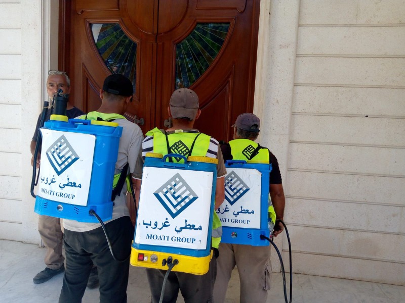 مبادرة بيئية.. معطي غروب ترش المبيدات في دور العبادة بصيدا والجوار