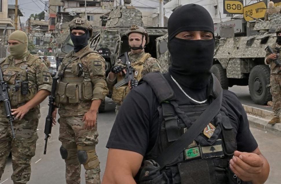 مداهمات عنيفة للجيش في الشراونة... إطلاق نار وقذائف صاروخية