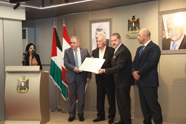 الرئيس عباس يمنح اللواء أبو عرب ميدالية الخدمة الممتازة من الطبقة الذهبية