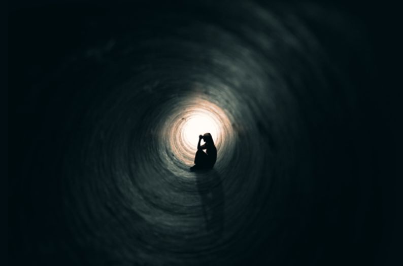 هل الخوف فطرة تولد مع الإنسان أم أنه شيء نتعلمه بمرور الوقت؟