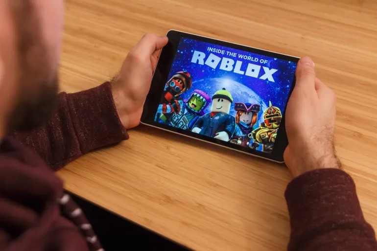 بالفيديو - لعبة قاتلة.. تحذيرات من Roblox بعد تسجيل حالات انتحار