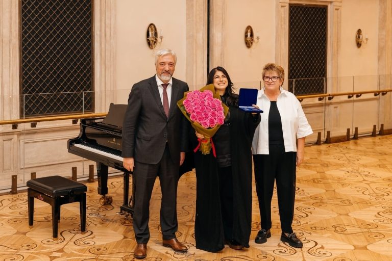 تكريم رفيع للبنان في "مسرح البولشوي".. وسام الشرف الروسي لهبة القواس بمنتدى التعاون الدولي
