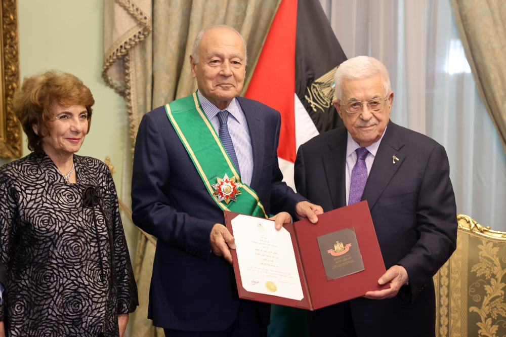 الرئيس عباس يقلد أحمد أبو الغيط أمين عام جامعة الدول العربية الوشاح الأكبر من وسام دولة فلسطين