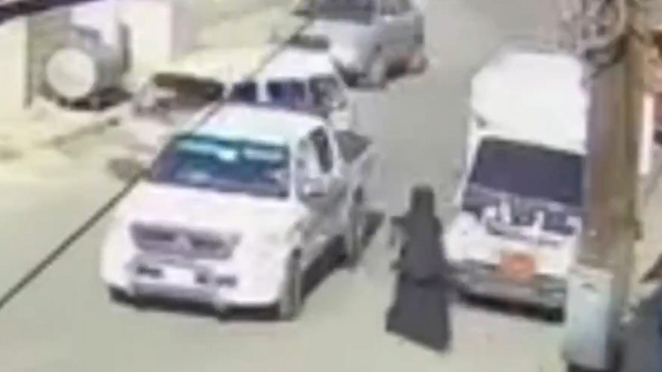 بالفيديو: لحظة خطف طفل من يد أمّه