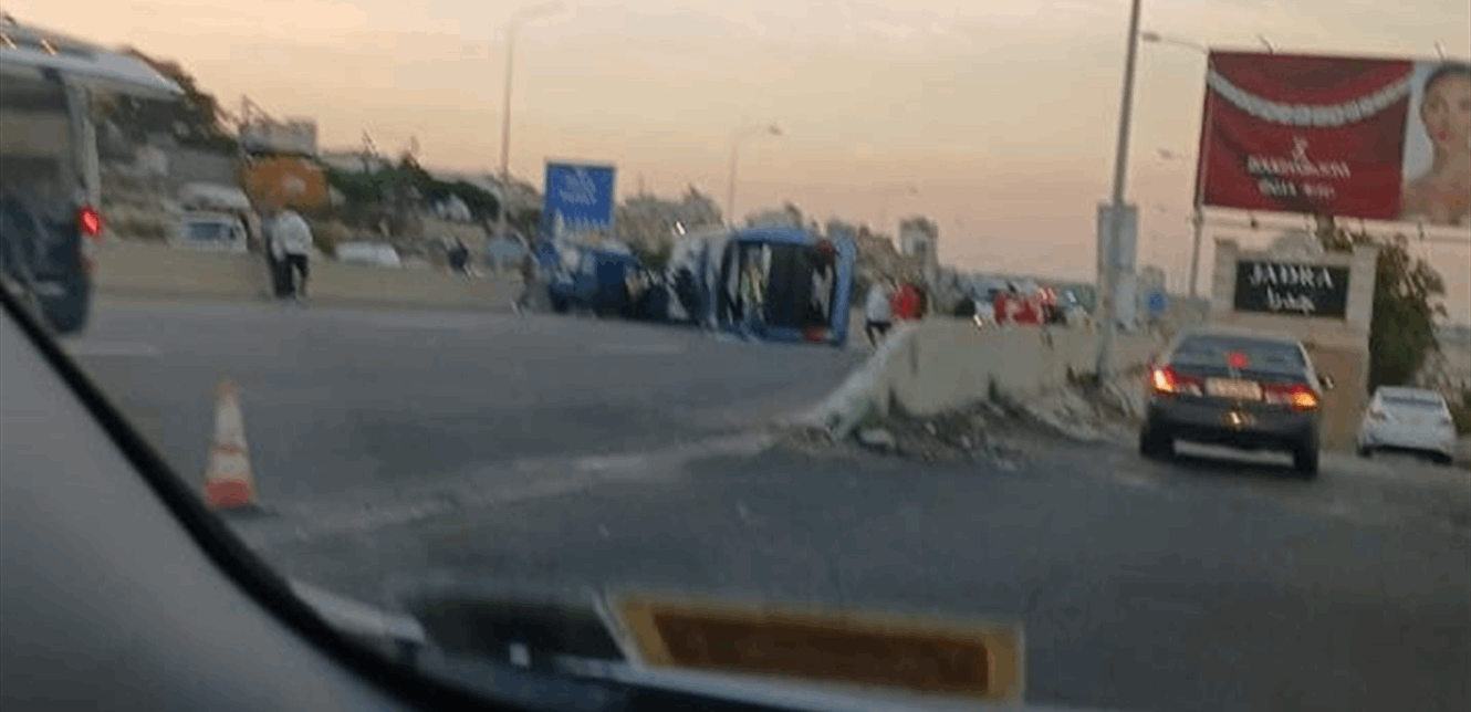 بالصورة - انقلاب حافلة لنقل الركاب على أوتوستراد صيدا - بيروت