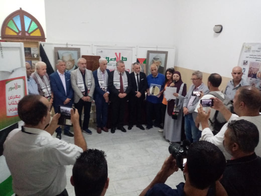 تكريم السفير نظمي حزوري في جناح فلسطين بـ"معرض الكتاب العربي" لـ"هلا صور"