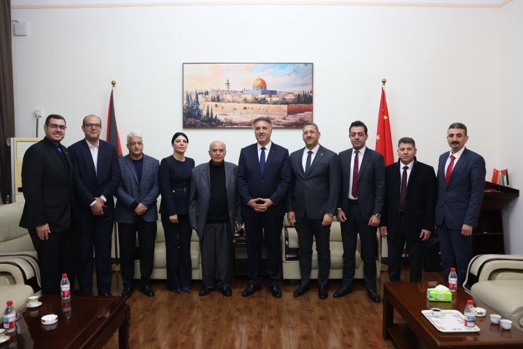 الوزير عساف يزور سفارة فلسطين لدى الصين ويضع باقة زهور على مجسم تذكاري للرئيس عرفات في حديقة المتحف الصيني