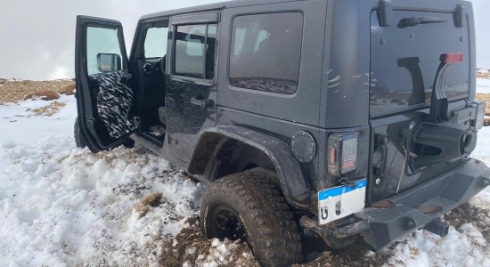 بالفيديو: إنقاذ مواطن علِق بالثلوج في منطقة عيناتا – الأرز