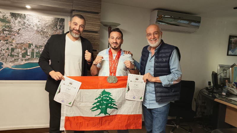 حسن ومحمد الشماس يُكرمان البطل الصيداوي حسني توتنجي بعد فوزه بفضيتين في البطولة العربية لقوة الرمي