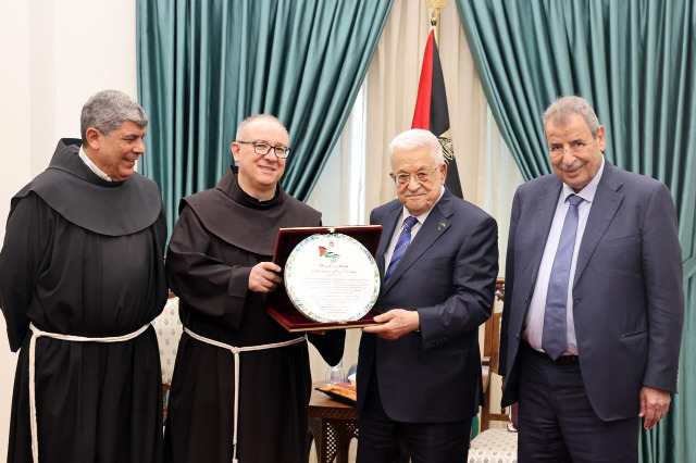 الرئيس عباس يتسلم دعوة لحضور قداس عيد الميلاد المجيد