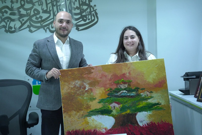 عمر مرجان يهنّئ الرسامة ملكة العبد على فوزها بالمركز الأول في مسابقة "أرز لبنان"