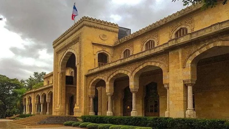 بسبب "طرد مشبوه".. إخلاء سفارة لبنان في فرنسا!