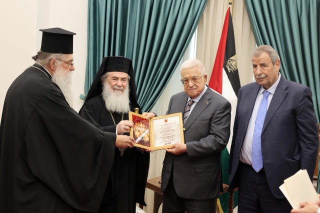 الرئيس عباس يتسلم دعوة لحضور قداس عيد الميلاد المجيد وفق التقويم الشرقي