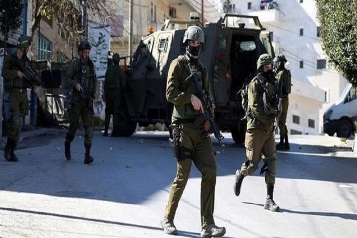 الاحتلال الإسرائيلي يداهم منازل في مدينة جنين وبلدة عرابة جنوبا ويحتجز شبانا