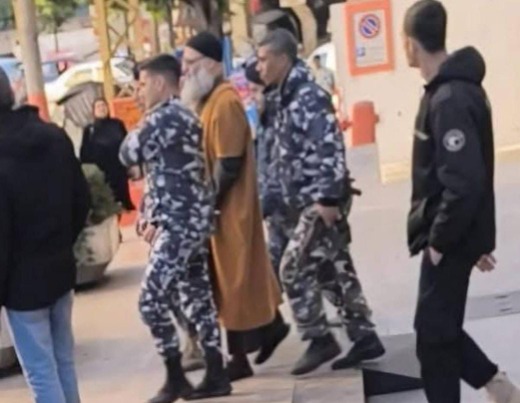 الشيخ أحمد الأسير في طريق الجديدة بمواكبة أمنية بعد خضوعه لفحوصات في مركز المقاصد الطبي