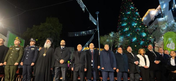 بيت جالا تُضيء شجرة الميلاد بمشاركة رسمية وشعبية واسعة