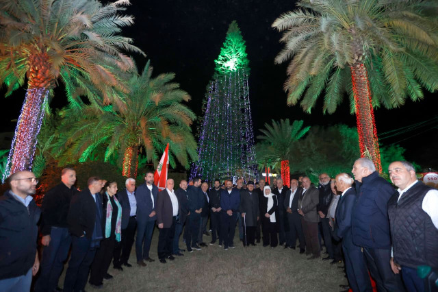إضاءة مستديرة جامع الحريري عند مدخل صيدا الشمالي بزينة الأعياد