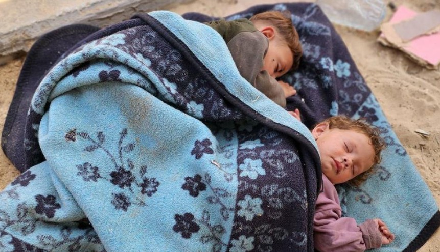 ​"أطباء بلا حدود": أطفال غزة يموتون برداً وندعو لإدخال المساعدات