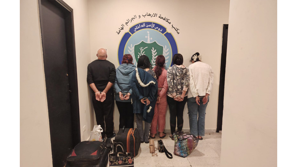 بجرم تسهيل "الدعارة".. توقيف 5 فتيات وسائقهنّ!