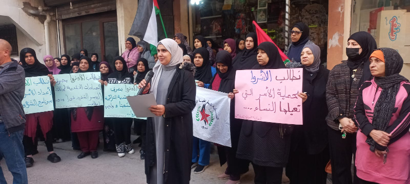 نساء المخيمات في صور يواجهن "الأونروا".. اعتصامات غاضبة رفضا لوقف المساعدات النقدية