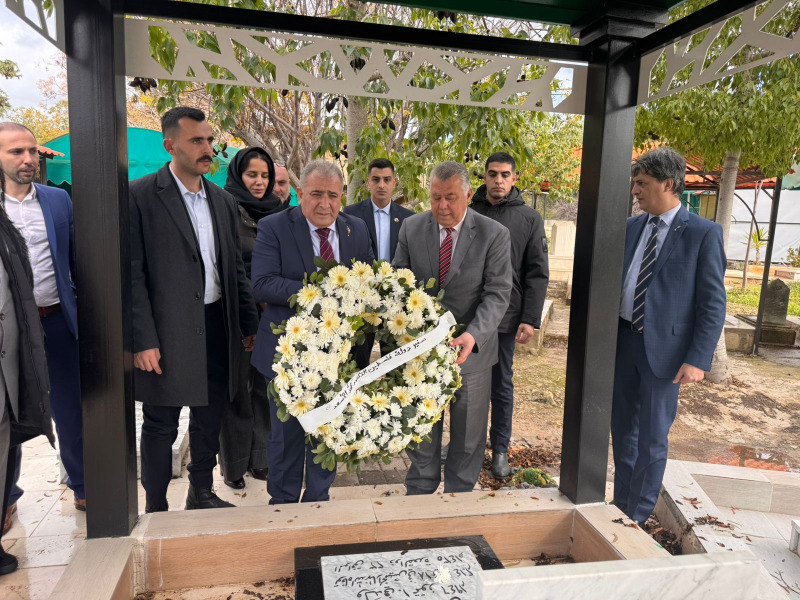 السفير الأسعد يضع اكليلاً من الزهور على ضريح المناضل الراحل العلامة هاني فحص