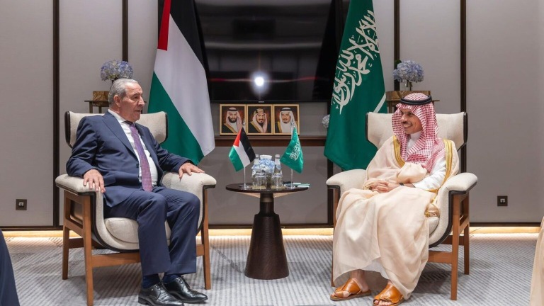 الشيخ يبحث مع وزير الخارجية السعودي آخر المستجدات السياسية بشأن القضية الفلسطينية