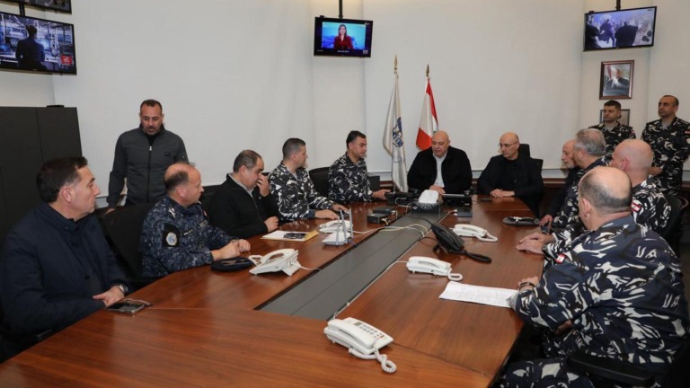 الرئيس عون يزور غرف عمليات الأمن والدفاع المدني عشية رأس السنة