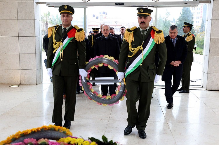 رئيس الوزراء  الفسطيني د. مصطفى يضع إكليل زهور على ضريح الشهيد أبو عمار لمناسبة الذكرى الـ61 لانطلاقة الثورة