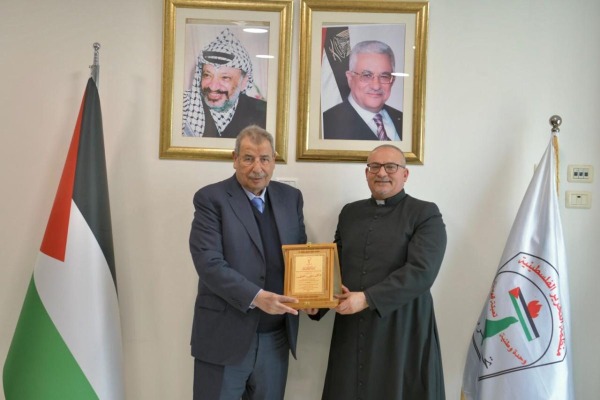 د. خوري يلتقي راعي كنيسة الفادي في جنين الأب عامر جبران