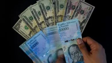 مع تسارع التطورات.. عملة فنزويلا تتراجع 480% مقابل الدولار