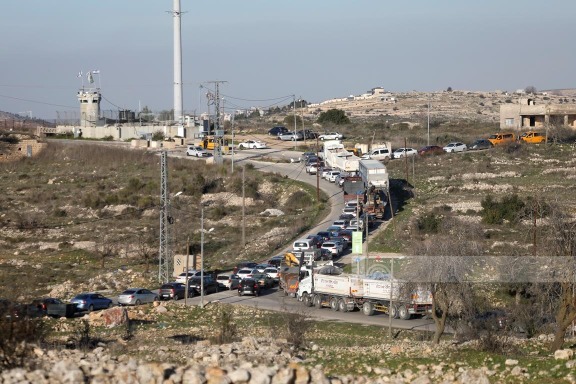 الاحتلال يغلق مداخل قرى وبلدات شمال وغرب رام الله ويشدد إجراءاته العسكرية