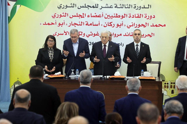 بالصور.. الرئيس محمود عباس يترأس اجتماع المجلس الثوري لحركة "فتح" في رام الله