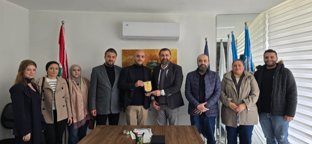 لجنة الأهل في مدرسة الفنون الإنجيلية تكرم الصيدلي عمر مرجان