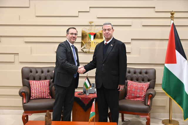 السفير اللوح يطلع السفير البريطاني على الأوضاع في فلسطين