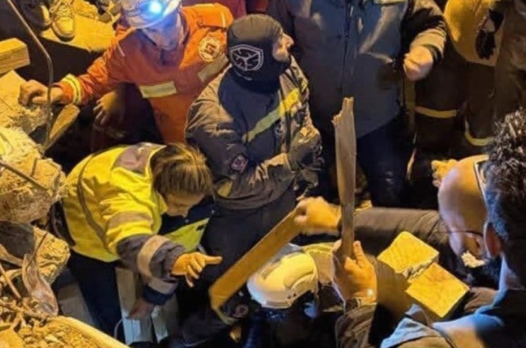 سباق مع الوقت لإنقاذ عائلة تحت أنقاض مبنى منهار في طرابلس