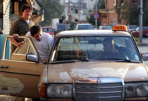 السائقون العموميون ينتفضون في ساحة الشهداء.. تحرك حاشد غداً رفضاً لـ"فوضى" النقل