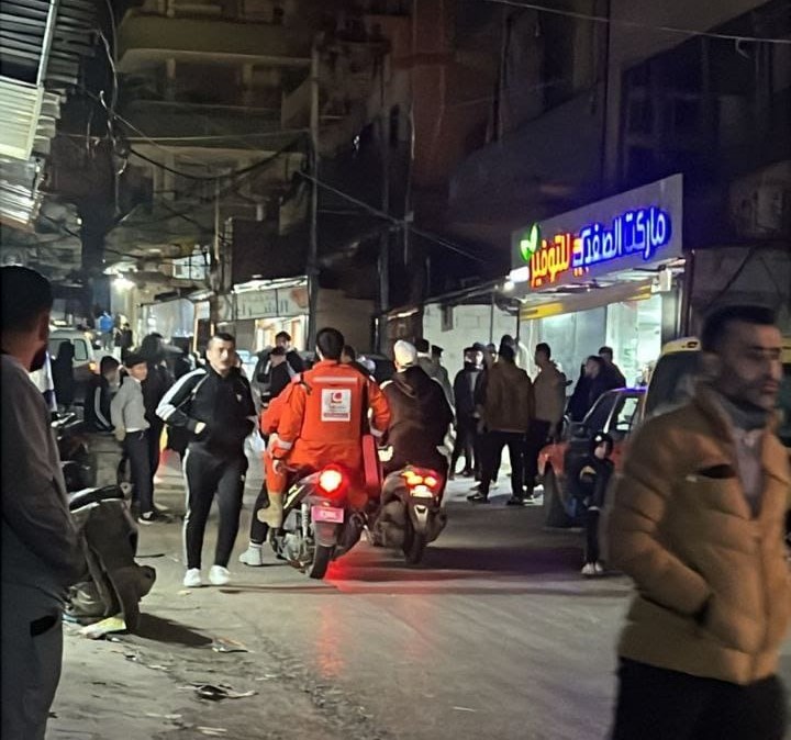 بالصور - قنبلة على مكتب "فتح" في مخيّم البداوي.. وإصابة طفلة!