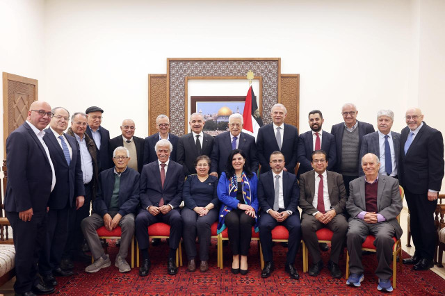 الرئيس عباس يستقبل باحثين وأكاديميين فلسطينيين ويؤكد أهمية كتابة التاريخ الوطني بأيدٍ فلسطينية