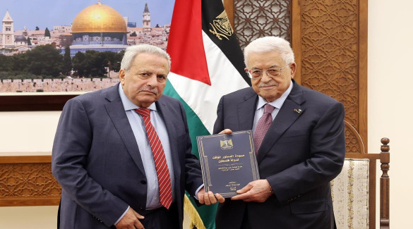 الرئيس عباس يتسلم مسودة الدستور المؤقت لدولة فلسطين
