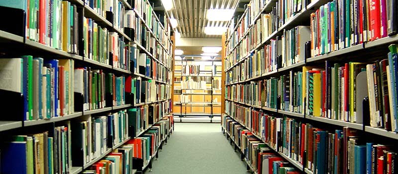 بالفيديو - مكتبة في حارة صيدا تنجو من كارثة!