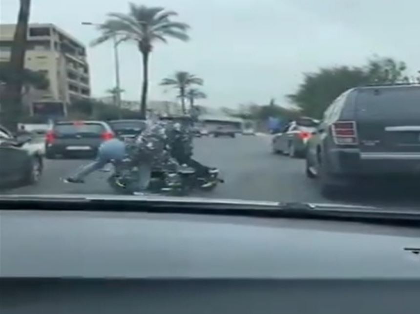 بالفيديو - عراك بالايدي بين مواطن وعنصر بقوى الأمن في جونية!