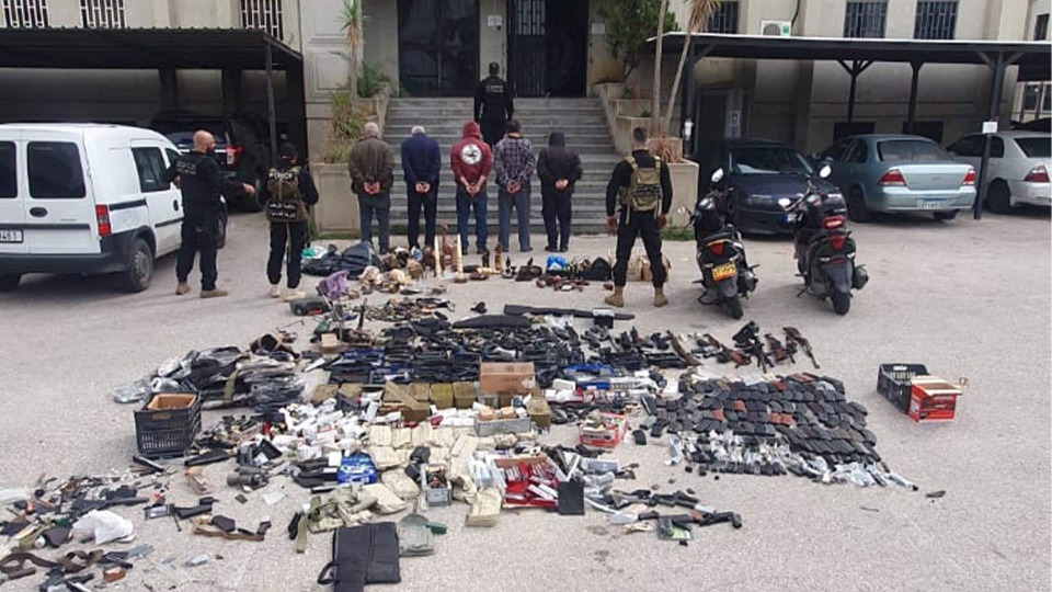 مداهمات في الشياح… توقيف شخصين ومصادرة أسلحة وذخائر