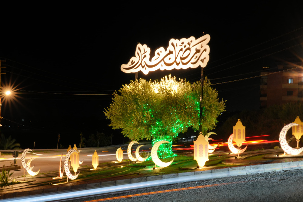 بلدية بقسطا تهنىء بقدوم شهر رمضان المبارك وتضيء مدخل الشرحبيل بمجسمات من وحي المناسبة