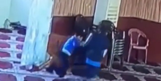 بالفيديو - ولدان يسرقان صندوق التبرعات من داخل أحد المساجد!