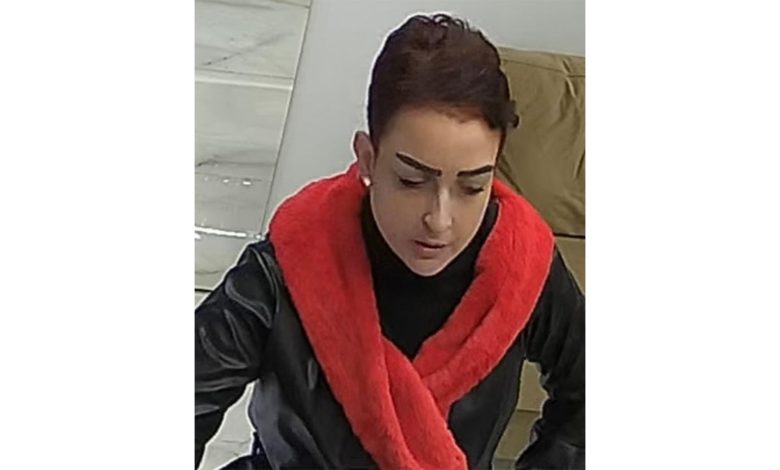 تعميم صورة سيّدة مشتبه بها بسرقة قطعة ذهب من محل مجوهرات في بربور