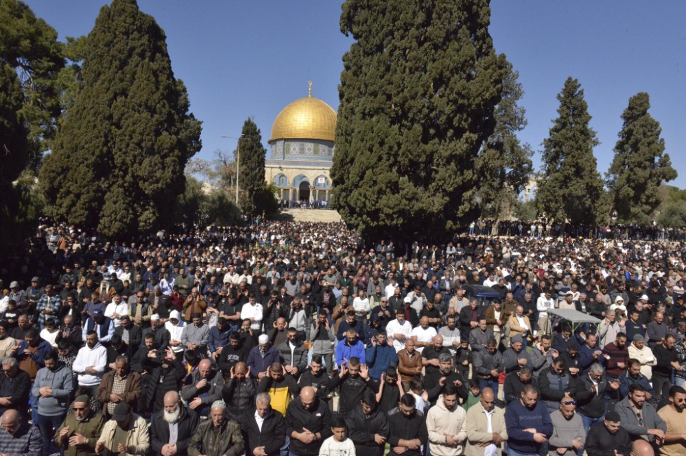 80 ألفاً يؤدّون صلاة الجمعة الأولى من رمضان في المسجد الأقصى